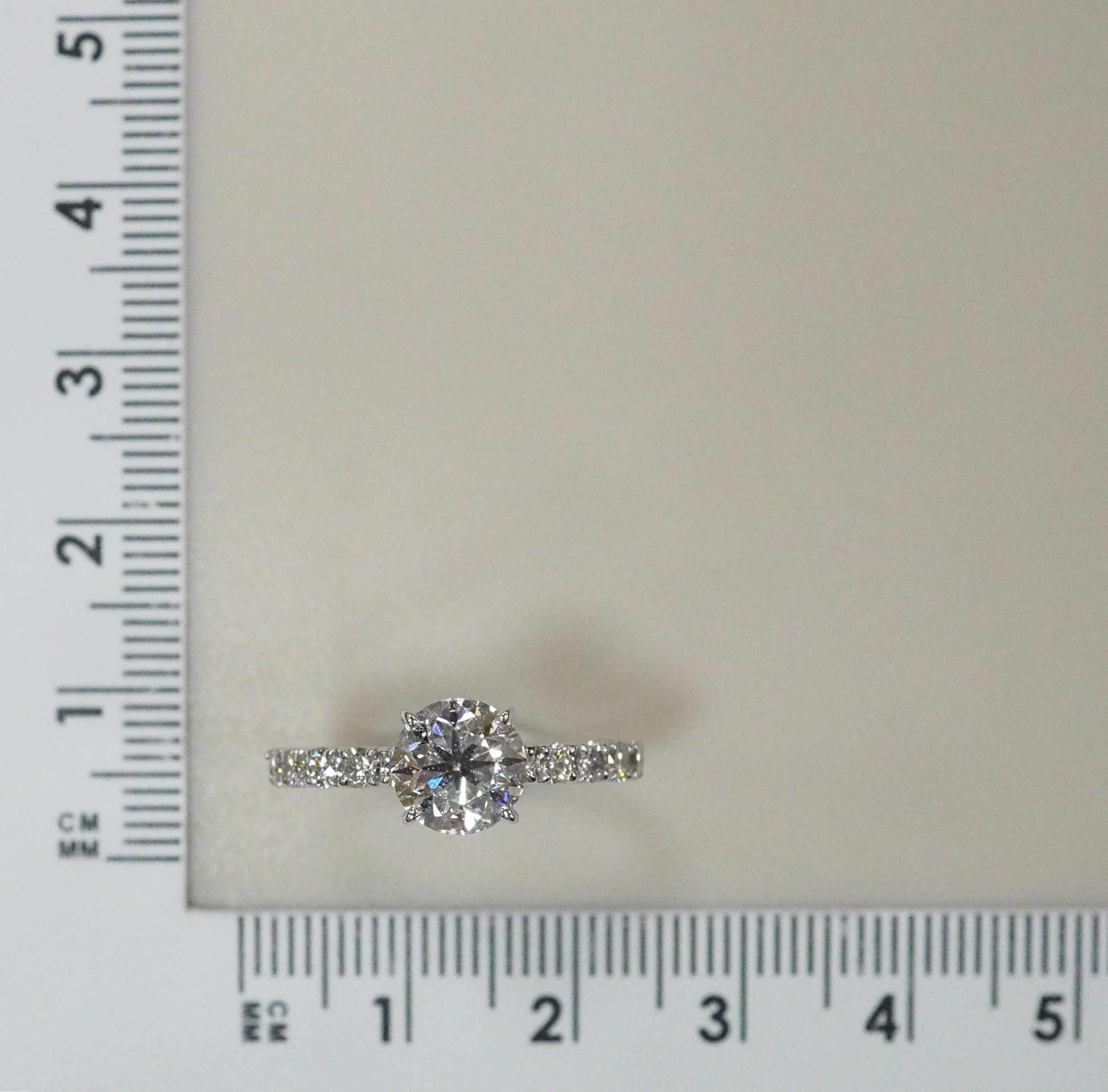 Кольцо из белого золота с бриллиантами